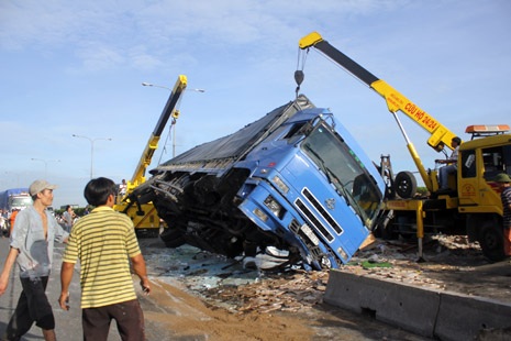 Xe tải lật trên cầu, giao thông ùn tắc nghiêm trọng