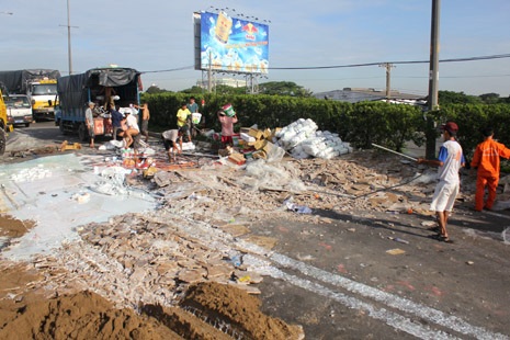 Cảnh ngổn ngang trên cầu vượt Sóng Thần sau vụ lật xe tải