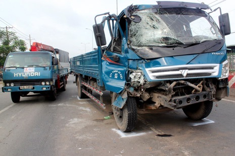 Chiếc xe tải hư hỏng nặng sau khi đâm vào đuôi xe buýt