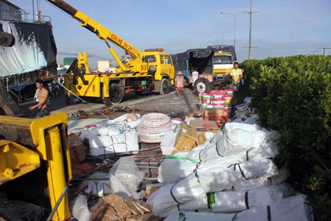 Cảnh ngổn ngang trên cầu vượt Sóng Thần sau vụ lật xe tải