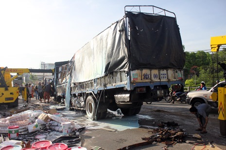 Xe tải lật trên cầu, giao thông ùn tắc nghiêm trọng