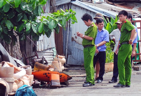 Nổ bình hơi, một bé trai chết thảm - 4 Cơ quan công an khám nghiệm hiện trường