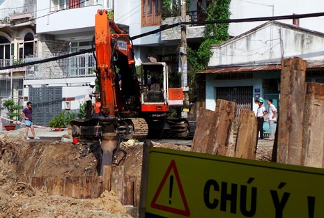 Xe cuốc bốc cháy dữ dội khi đang thi công - 3 Chiếc xe cuốc bốc cháy khi đang đóng cọc sắt tại công trình thoát nước đường Phạm Huy Thông