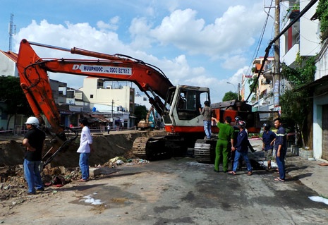Xe cuốc bốc cháy dữ dội khi đang thi công - 1 Hiện trường vụ cháy xe cuốc đang thi công chiều 30/6