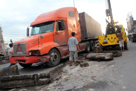 Vừa từ quán nhậu lao ra, bị tông tử vong - 2 Xe đầu kéo đâm dải phân cách vào chiều 6/6