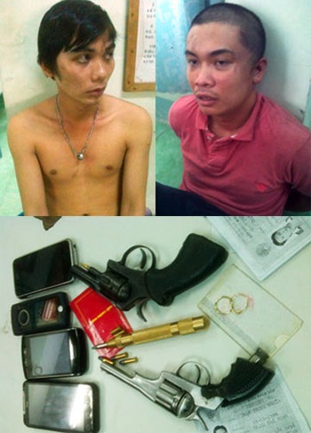 Hai đối tượng mang súng đi “dạo phố” và số tang vật công an thu giữ