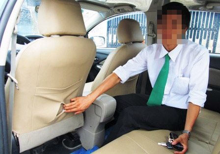 Nữ tài xế taxi bị cướp tài sản, đẩy khỏi xe