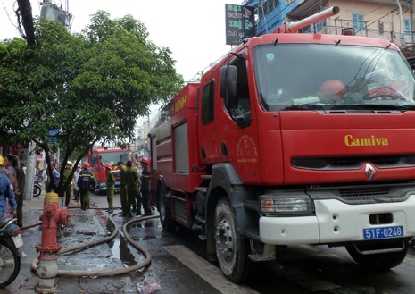 Kẹt xe nghiêm trọng vì cửa hàng thời trang phát hỏa - 1 Xe cứu hỏa được điều đến hiện trường vụ cháy