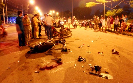 Vừa từ quán nhậu lao ra, bị tông tử vong - 1 Hiện trường vụ tai nạn giữa 2 xe máy khiến 1 người chết, 1 người trọng thương