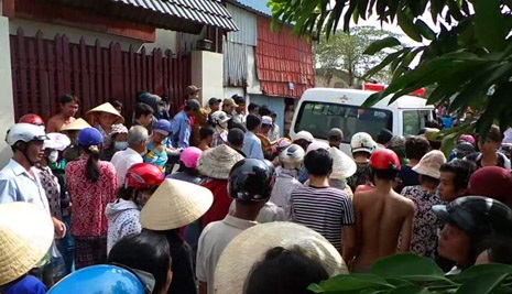 Nhiều người dân dõi theo chiếc xe cứu thương chở thi thể 3 mẹ con chị Nga 