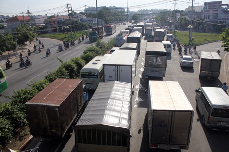 Dòng xe ô tô ùn lại trên quốc lộ 1A vì ảnh hưởng của sự cô lật xe trên cầu vượt Sóng Thần