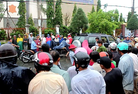 Người dân vây quanh nơi xảy ra vụ việc