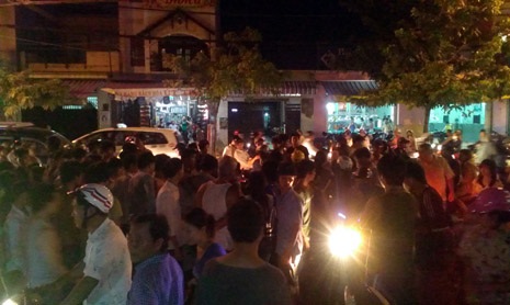 Giật được iphone, tên cướp vứt xe bỏ chạy - 2 Rất đông người dân vây bắt nhưng tên cướp vẫn kịp tẩu thoát