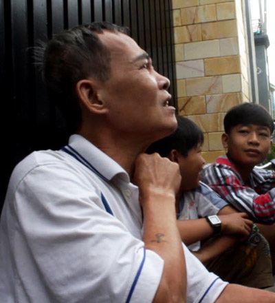 Nhân chứng bàng hoàng trước cảnh cô giáo mầm non bị sát hại - 1 Ông Nguyễn Đức Công mô tả lại cảnh hung thủ tự đâm vào cổ để tự sát sau khi đâm gục cô gái trẻ