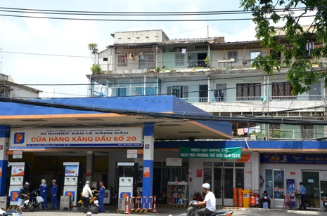 Ẩn họa từ những “khối bom xăng” giữa thành phố - 6 Người dân sẽ còn nhiều bất an khi sống cạnh những cây xăng nằm ẩn mình gần khu dân cư.