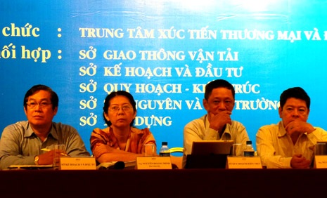 Tốn hàng chục ngàn USD phí “vô hình” để xin giấy phép đầu tư - 1 Lãnh đạo 5 Sở lắng nghe ý kiến của các các DN