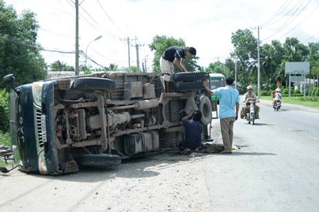 Hiện trường vụ xe tải lật sáng 20/6