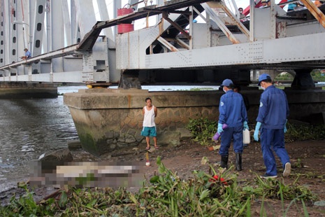 Xác người đàn ông bị tàu hỏa tông văng xuống sông đã được tìm thấy sau hơn 1 ngày mất tích