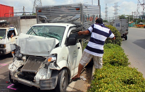 Các phương tiện hư hỏng nặng sau vụ tai nạn
