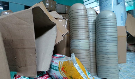 Xem mũ bảo hiểm "rởm" dán bảo hiểm tiền tỷ - 3 Khu vực sản xuất nhếch nhác, thiếu an toàn trong công tác phòng chống cháy nổ
