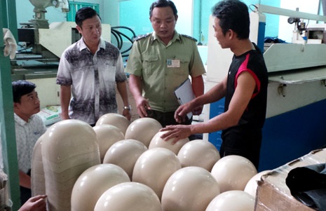 Xem mũ bảo hiểm "rởm" dán bảo hiểm tiền tỷ - 6 Vỏ nón và kính chắn gió được thành