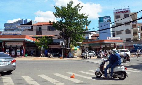 Điểm mặt những cây xăng “tử thần” trong thành phố - 3 Hai cây xăng nằm sát nhau
