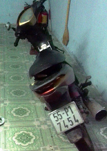 Giật được iphone, tên cướp vứt xe bỏ chạy - 1 Chiếc xe máy tên cướp bỏ lại khi bị truy đuổi