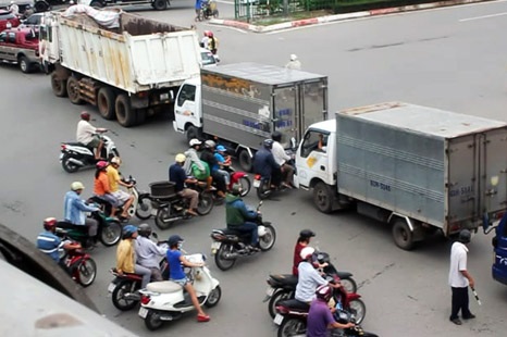 Các phương tiện lưu thông hỗn loạn tiềm ẩn nguy cơ gặp tai nạn 
