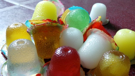 Rau câu có hình trụ, khi trẻ mắc nghẹn loại rau câu này sẽ rất nguy hiểm vì đường hô hấp bị bịt kín