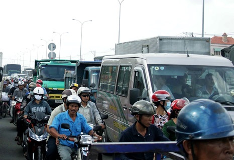 Sự cố giao thông xảy ra gây ùn xe nghiêm trọng trên quốc lộ 1A 