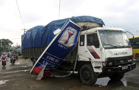 Xe tải mất phanh “đại náo” ngã tư Vũng Tàu - 2 Hiện trường vụ tai nạn