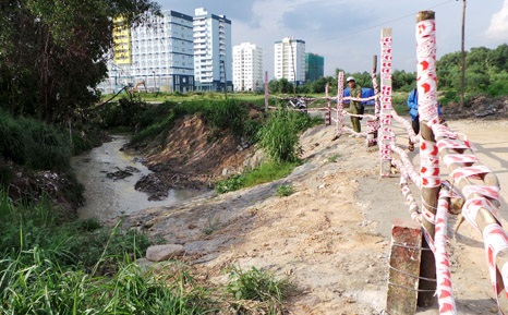 Rào chắn, dựng barie tại cây cầu nữ sinh bị cuốn trôi - 6 Mong rằng rào chắn sơ sài này có thể chống chọi được với thủy thần.