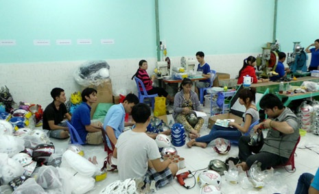 Sản xuất mũ bảo hiểm “rởm” có thể bị xử lý hình sự - 1 Những cơ sở sản xuất mũ bảo hiểm cố tình vi phạm, làm hàng giả có thể bị truy tố hình sự