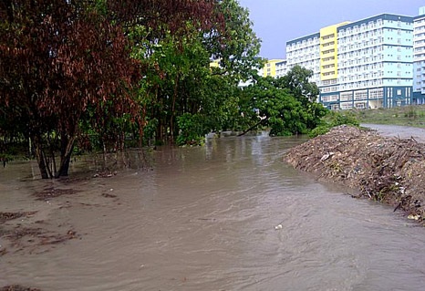 Rào chắn, dựng barie tại cây cầu nữ sinh bị cuốn trôi - 5 Với một cơn mưa trung bình nước đã dâng cao như vậy! (Ảnh CTV)