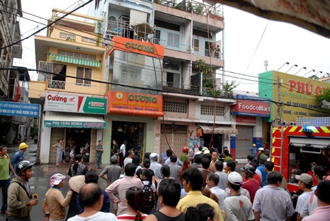 Khu dân cư náo loạn vì cháy nhà 4 tầng - 2 Vụ cháy khiến cả khu dân cư náo loạn