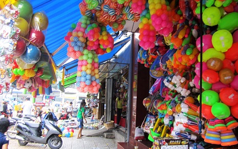 Hàng Trung Quốc nhập “lậu” lộng hành - 2 Đồ chơi trẻ em có nguồn gốc từ Trung Quốc vẫn tràn làn trên thị trường