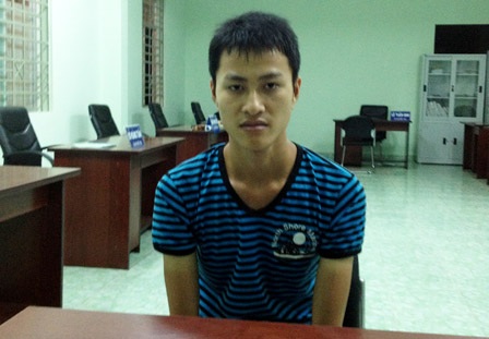 Bắt đối tượng giả danh công an trộm cướp tài sản của công nhân - 1 Đối tượng giả công an bị bắt tại cơ quan công an