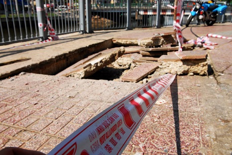 Xuất hiện “hố tử thần” trên đường Trường Sa - 1 Hố tử thần khá lớn xuất hiện trên đường Trường Sa