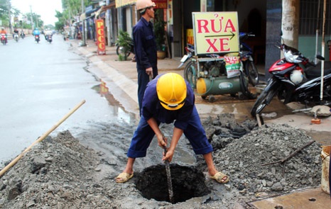 Xe du lịch chạy qua, “hố tử thần” xuất hiện - 1 Lực lượng chức năng khắc phụ sự cố “hố tử thần”