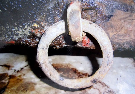 Khuy sắt được gắn vào quan tài để dùng khi hạ quan 