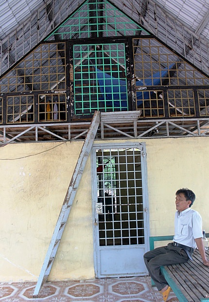 Phát hiện hàng loạt sai phạm nghiêm trọng tại xưởng gỗ “tù binh” - 4 Nơi ở của các công nhân nhìn như chuồng cọp