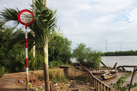 Nơm nớp sống bên miệng “hà bá” - 2 Biển cảnh báo đã được dựng lên tại khu vực này