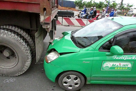 Đầu xe taxi hư hỏng