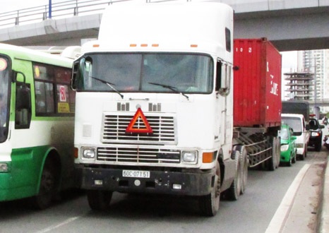Container, taxi, xe tải đâm liên hoàn trên xa lộ Hà Nội - 1 Hiện trường vụ va chạm giữa 3 xe ô tô trên xa lộ Hà Nội chiều 16/7