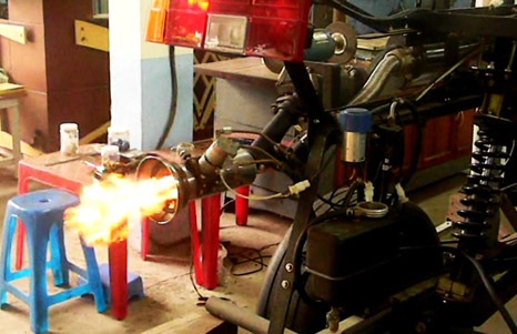 Giấc mơ chế tạo xe lưỡng cư của ông thợ máy ở Bình Dương - 2 Chiếc xe khè lửa khi khởi động