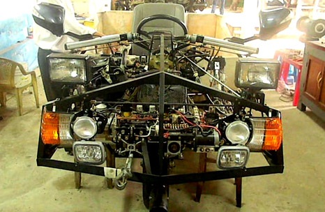 Giấc mơ chế tạo xe lưỡng cư của ông thợ máy ở Bình Dương - 1 Tác phẩm của ông Trí trong 13 năm qua