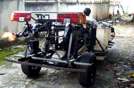 Giấc mơ chế tạo xe lưỡng cư của ông thợ máy ở Bình Dương - 4 Chiếc xe tự chế khạc lửa chạy thử