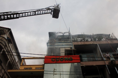 Khu dân cư náo loạn vì cháy nhà 4 tầng - 1 Hiện trường vụ cháy chiều 9/7