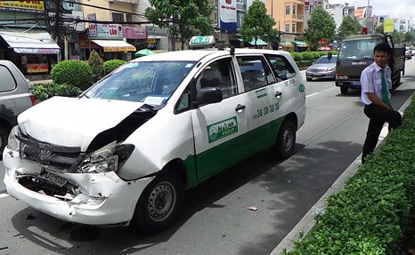6 ô tô tông nhau liên hoàn - 2 Xe taxi hư hỏng nặng sau sự cố giao thông