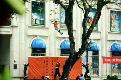 Trực thăng diễn tập cứu hộ cháy nổ cực lớn tại trung tâm Sài Gòn - 3 Công tác cứu hộ diễn ra khẩn trương